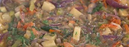 чечевица с тушеными овощами и яйцами в специях. Шаг 13