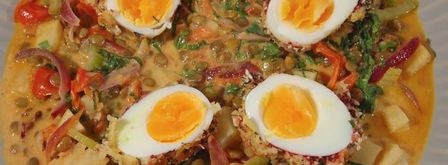 чечевица с тушеными овощами и яйцами в специях. Шаг 14