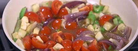 чечевица с тушеными овощами и яйцами в специях. Шаг 7