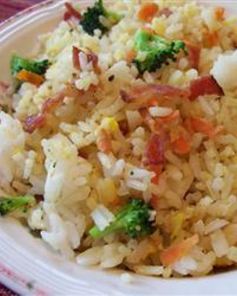 Китайский жареный рис с овощами и беконом