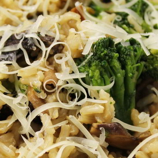 Рецепт коричневого риса с грибами и брокколи