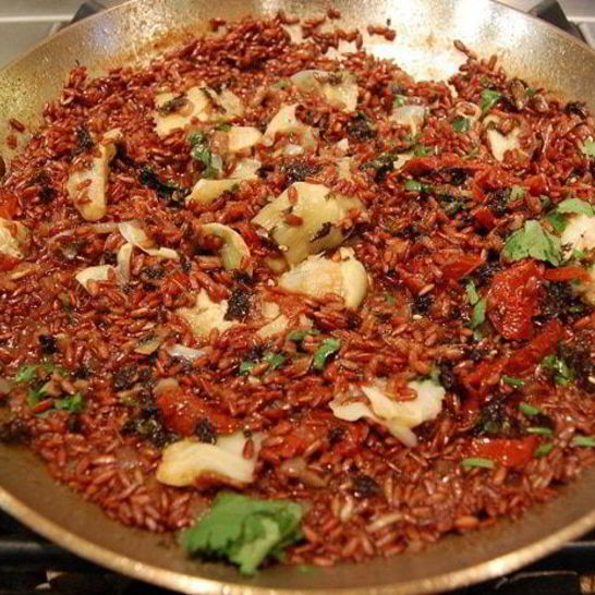 Рецепт красного риса с артишоками и кардамоном