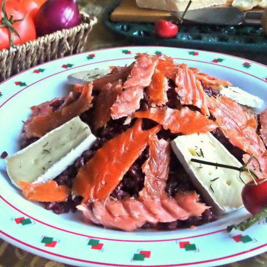 Рецепт красного риса в вине с лососем и сыром