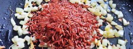 красный рис в вине с лососем и сыром. Шаг 3