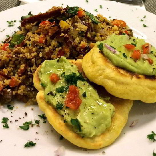 Рецепт кускуса с запеченными овощами и оладьями из кукурузной муки и соусом из авокадо