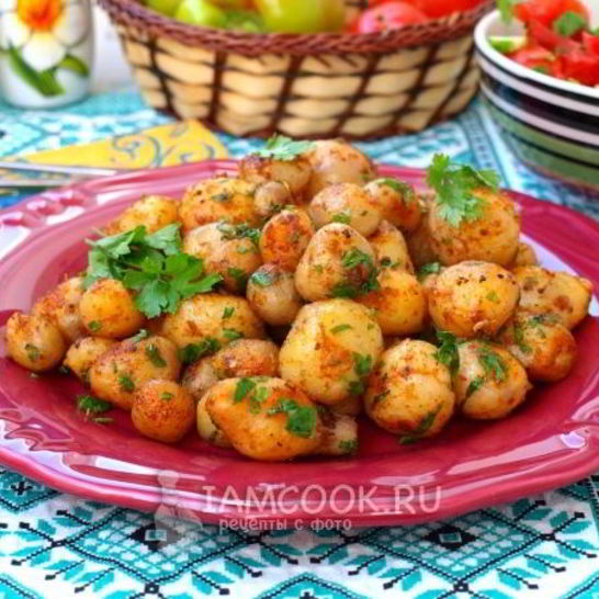 Рецепт молодого картофеля с паприкой и чесноком