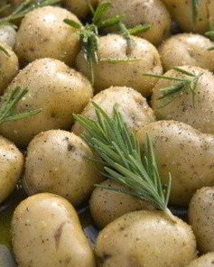 Печеный молодой картофель с розмарином и чесноком