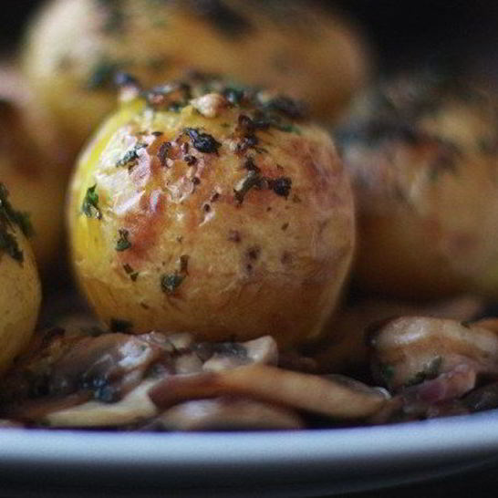 Рецепт помятого молодой картофель с зеленью и чесноком