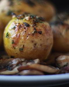 Помятый молодой картофель с зеленью и чесноком