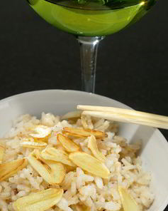 Рис с мускатным орехом, корицей и чесночными чипсами