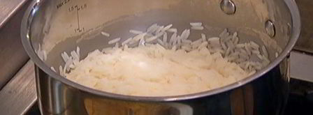 рис с яйцами и зеленым горошком по-индонезийски. Шаг 2