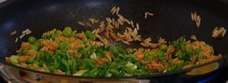 рис с яйцами и зеленым горошком по-индонезийски. Шаг 6