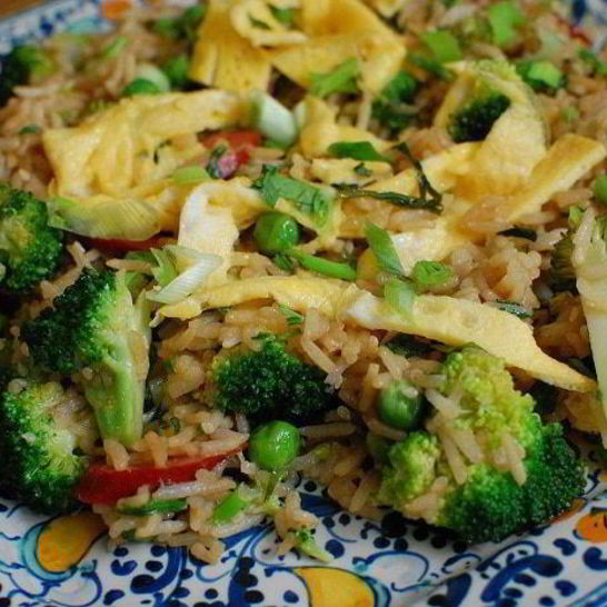 Рецепт жареного риса с брокколи, копчеными колбасками и омлетом