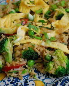 Жареный рис с брокколи, копчеными колбасками и омлетом