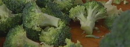 жареный рис с брокколи, копчеными колбасками и омлетом. Шаг 2