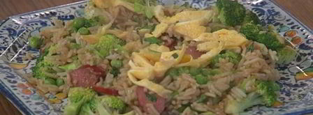 жареный рис с брокколи, копчеными колбасками и омлетом. Шаг 11