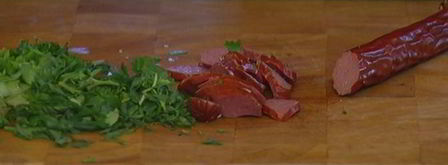 жареный рис с брокколи, копчеными колбасками и омлетом. Шаг 4