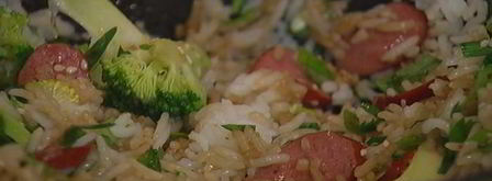 жареный рис с брокколи, копчеными колбасками и омлетом. Шаг 6