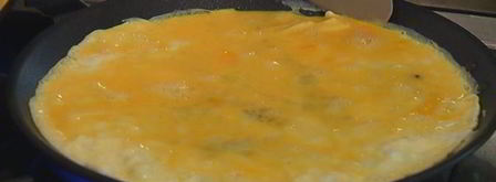 жареный рис с брокколи, копчеными колбасками и омлетом. Шаг 9