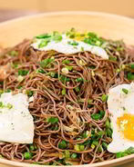 Гречневая лапша с капустой и яйцом