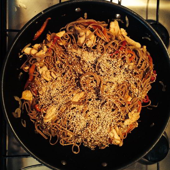 Рецепт гречневой лапши с курицей, овощами и кунжутом