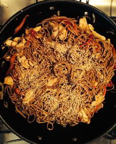 Гречневая лапша с курицей, овощами и кунжутом