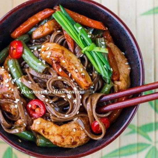 Рецепт гречневой лапши с овощами и индейкой