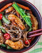 Гречневая лапша с овощами и индейкой