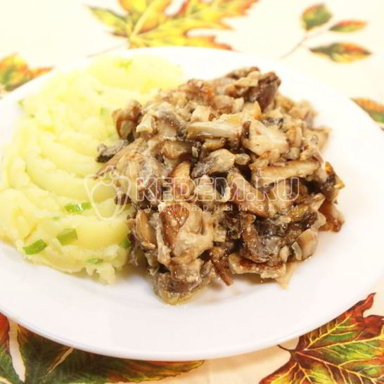 Рецепт белых грибов в сметане с картофелем