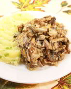 Белые грибы в сметане с картофелем