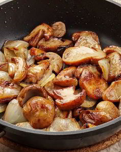 Белые грибы жареные с луком