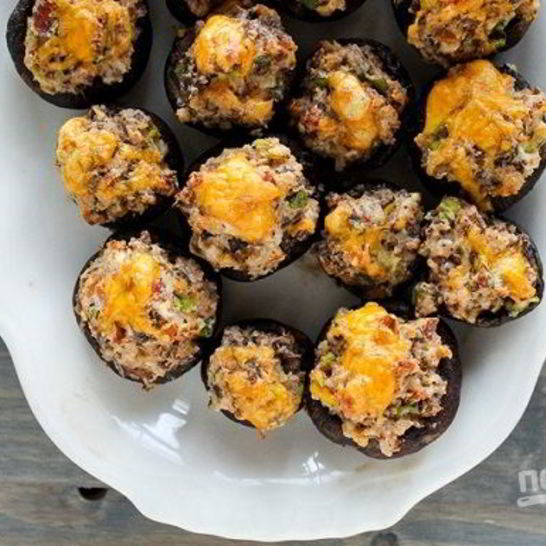 Рецепт фаршированных грибов с сыром, орехами и беконом