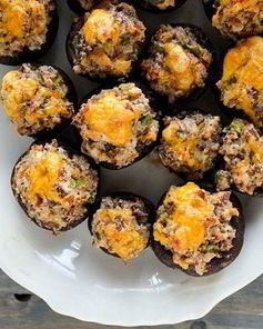 Фаршированные грибы с сыром, орехами и беконом