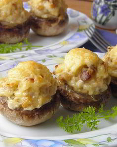 Фаршированные шампиньоны в духовке с сыром
