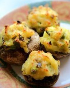 Грибы, фаршированные картошкой и сыром