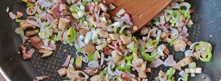 грибы, фаршированные рисом. Шаг 3