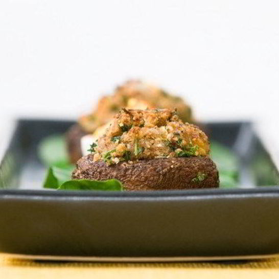 Рецепт грибов, фаршированных сыром бри, с зеленью и чесноком