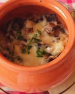 Грибы в сметане в горшочке с сыром