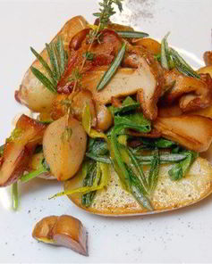 Лесные грибы в сливочном масле, шерри и лимоне