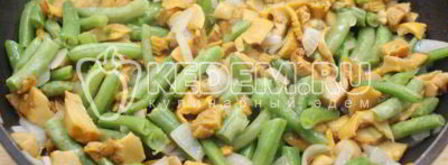 лисички жаренные со стручковой фасолью. Шаг 5