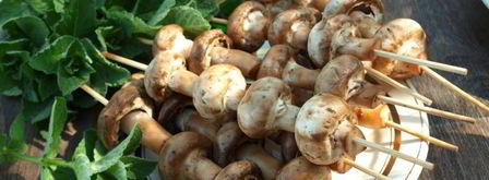 шампиньоны на шпажках на мангале. Шаг 2