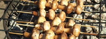 шампиньоны на шпажках на мангале. Шаг 3