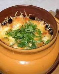 Шампиньоны с картошкой в горшочках