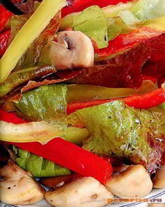 Шампиньоны, тушенные с перцем