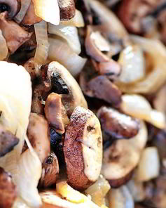 Жареные шампиньоны с луком