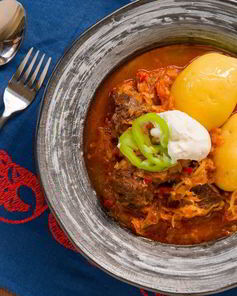 Гуляш из говядины и кислой капусты