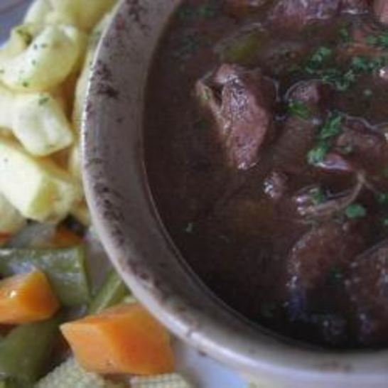 Рецепт гуляша из говядины с луком и кетчупом