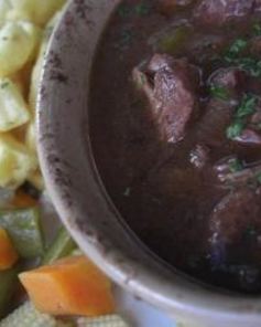 Гуляш из говядины с луком и кетчупом