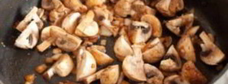 гуляш из индейки с грибами. Шаг 3