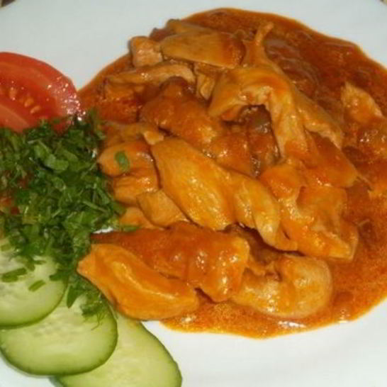 Рецепт гуляша из куриного филе с овощами и сметаной